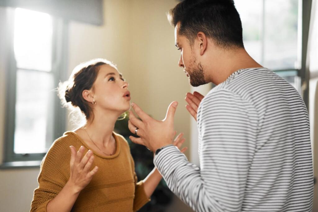 زوجة تصرخ في محكمة الأسرة: عمل لي عمل في ملابسي الداخلية ونيمني مغناطيسي وسرق ذهبى