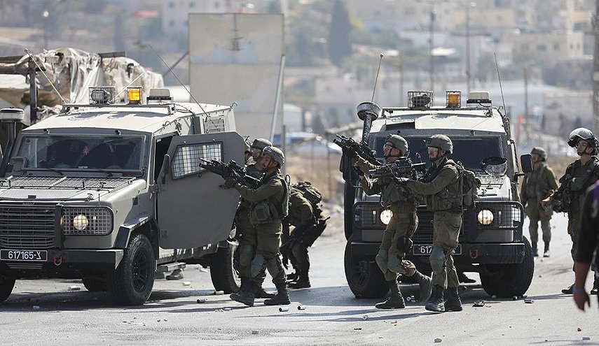 اعتقال 18 فلسطينيا من الضفة الغربية.. وعدد المعتقلين منذ “طوفان الأقصى” يرتفع لـ8775