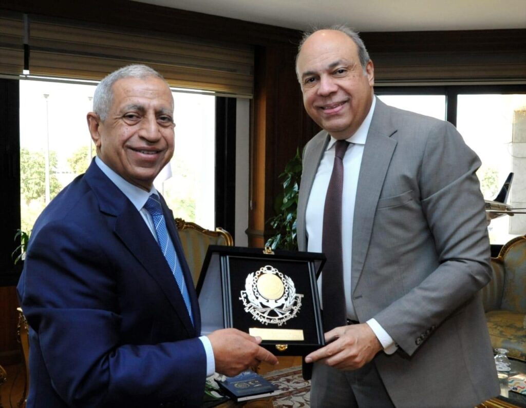 وزير الطيران المدني يلتقي رئيس الأكاديمية العربية للعلوم والتكنولوجيا والنقل البحري لبحث سبل التعاون المشترك