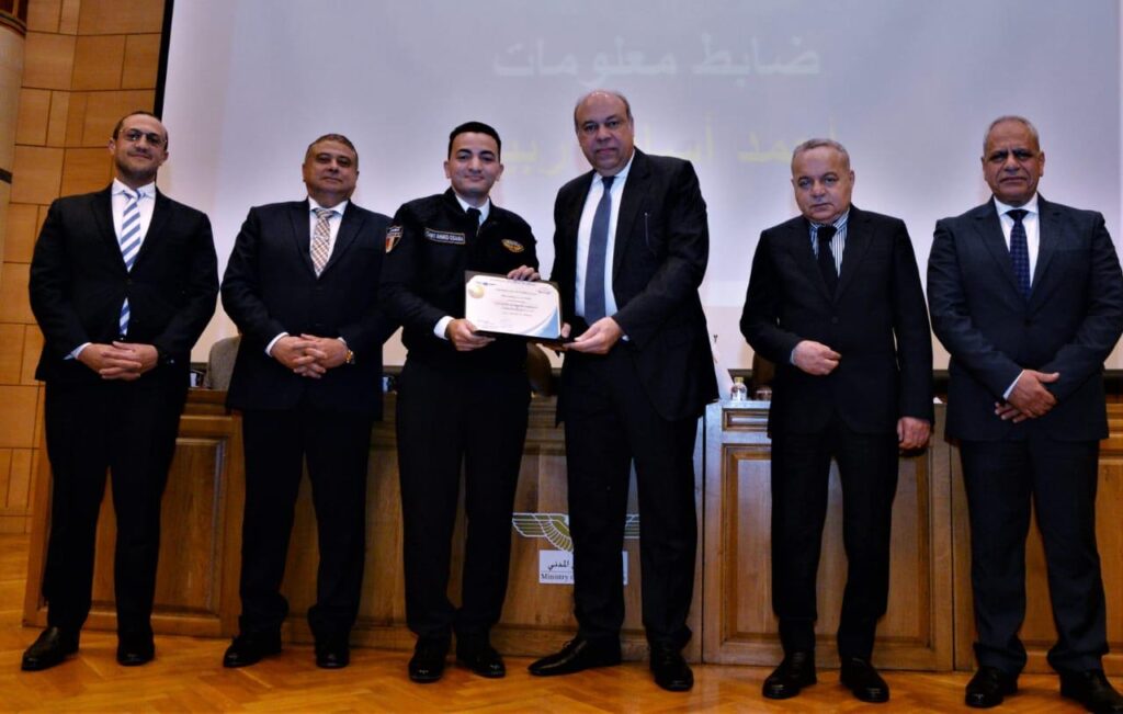 وزير الطيران المدني يشهد تخرج دفعة جديدة من البرنامج المتكامل لمعلومات الطيران بكلية المراقبة الجوية